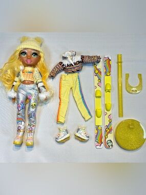 Rainbow High Winter Break Sunny Madison Fashion Doll & Accessories Bundle 🌟🎿